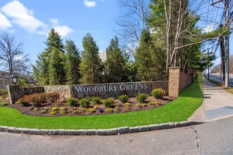 35 Chestnut Ln, Woodbury, NY 11797