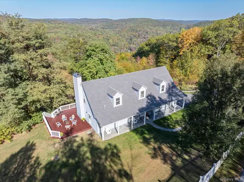 581 Barrett Hill Rd, Mahopac, NY 10541