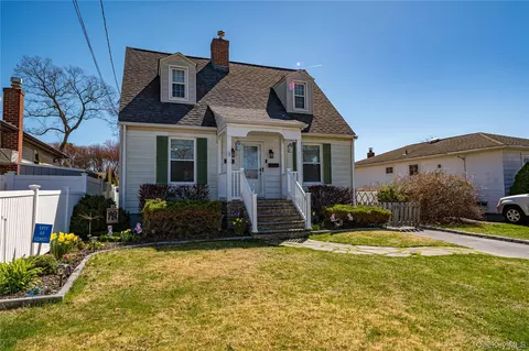 630 Oak Neck Rd, West Islip, NY 11795