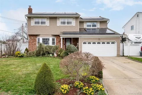 727 Outlook Ave, West Babylon, NY 11704