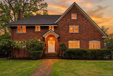 12 Little John Pl, White Plains, NY 10605