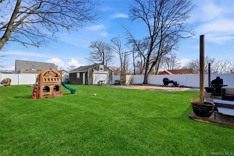 Exterior - 205 Oak St, Patchogue, NY 11772 photo 3 of 5