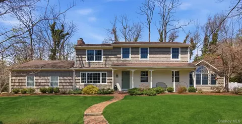 1 Carriage Ct, Stony Brook, NY 11790