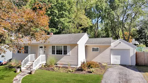 14 W Dogwood Dr, Poughkeepsie, NY 12601