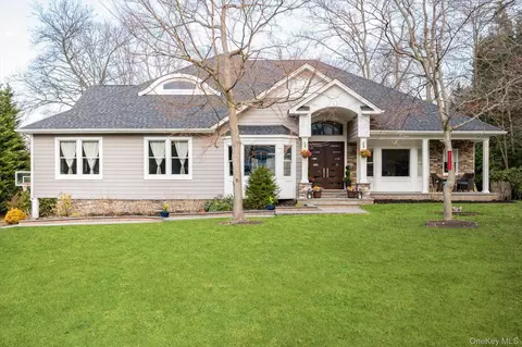 7 Riga Ln, Melville, NY 11747