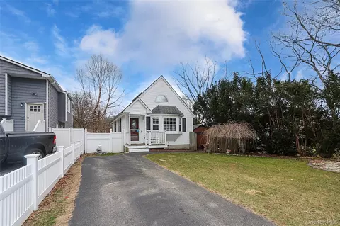 129 Norwalk Ave #A, Medford, NY 11763