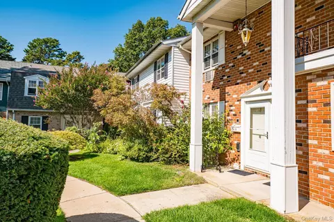 21 Glen Hollow Dr #G30, Holtsville, NY 11742