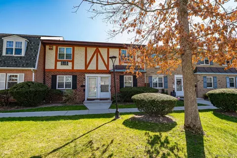 21 Glen Hollow Dr #G30, Holtsville, NY 11742