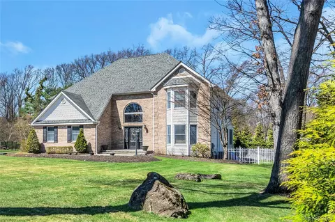 1 Kings Ct, Hauppauge, NY 11788