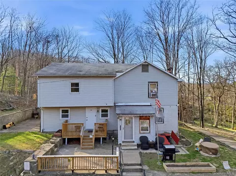 6 Bell Dr # -8, Lloyd, NY 12528