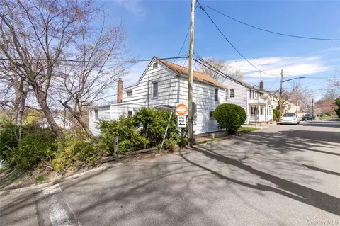 11 Lee Ct, North Hempstead, NY 11024