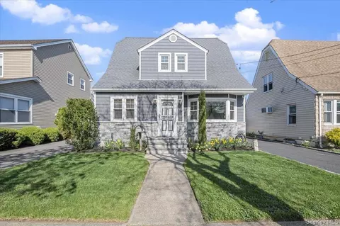 13 Spruce St, Hicksville, NY 11801