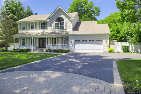 17 Dorfer Ln, Nesconset, NY 11767