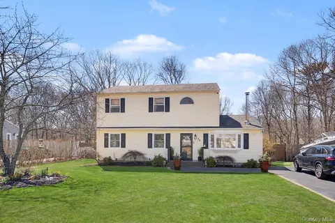 64 Sweetbriar Dr, Mastic, NY 11950