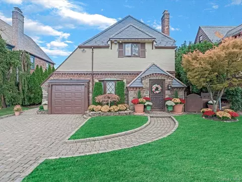 16 Kenilworth Rd, North Hempstead, NY 11501