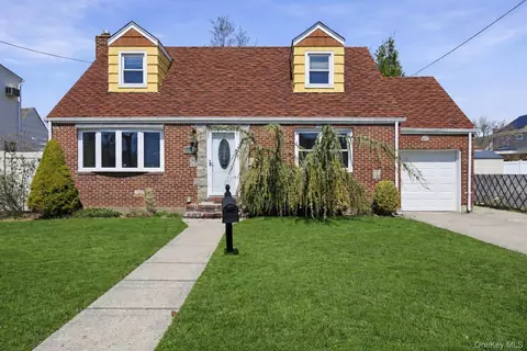 1719 William St, Merrick, NY 11566