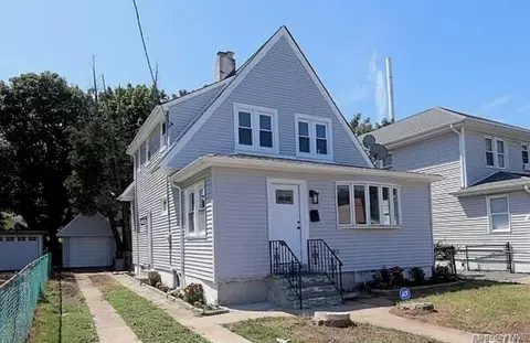 8 Frazier St, Hempstead, NY 11550