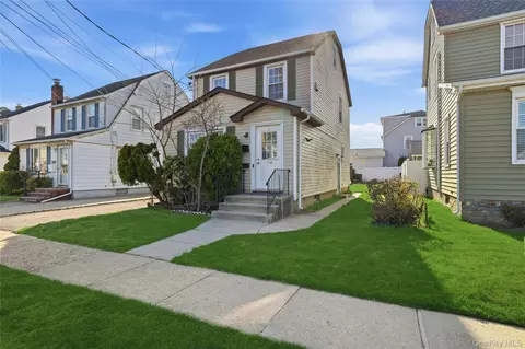 160 Broad St, North Hempstead, NY 11596