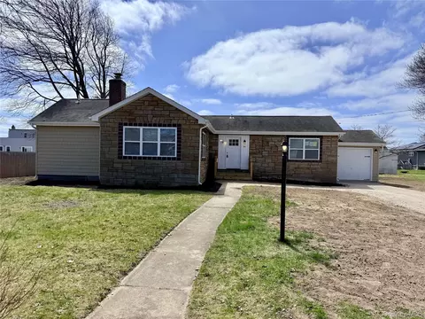30 Lombardy Dr, Shirley, NY 11967
