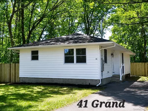 41 Grand Ave, Shirley, NY 11967