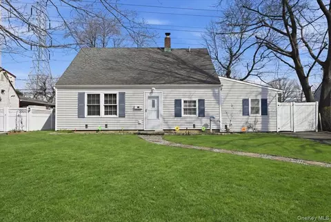 113 Hickory Ln, Levittown, NY 11756