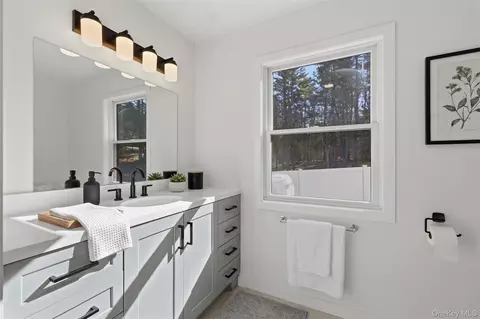 Bath - 21 Crawford Rd, Highland, NY 12528 photo 2 of 4
