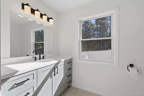 Bath - 21 Crawford Rd, Highland, NY 12528 photo 3 of 4