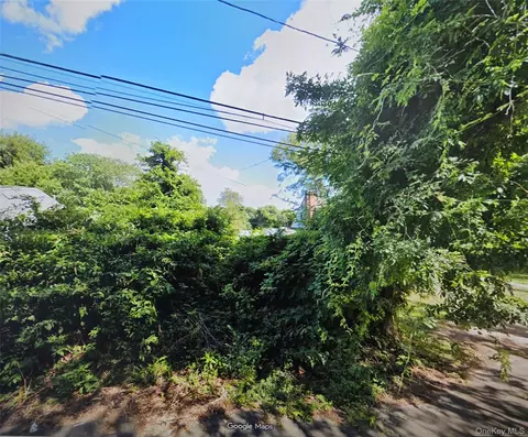 11 Cypress St, Babylon, NY 11798