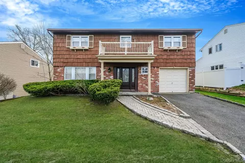 19 Woodoak Ln, Huntington, NY 11743