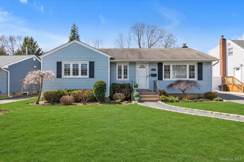 689 Pleasant Ave, Westbury, NY 11590