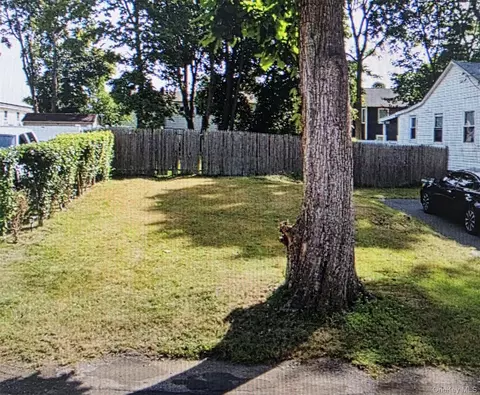 25 S 23rd St, Babylon, NY 11798