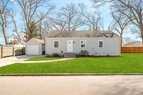 270 26th St, Copiague, NY 11726