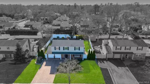 18 Lloyd Ln, Nesconset, NY 11767