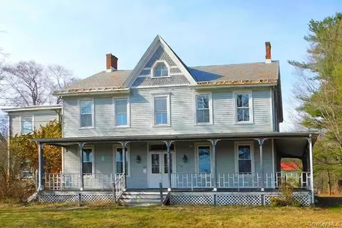 853 Salt Point Tpke, Poughkeepsie, NY 12601