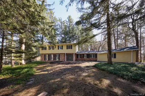 5 Genung Ct, East Fishkill, NY 12533