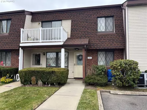 100 S Cambridge Dr S #100, Copiague, NY 11726