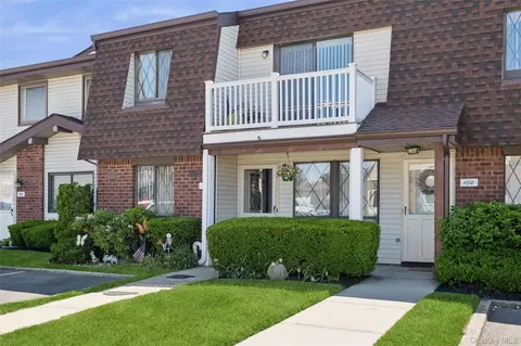100 S Cambridge Dr S #100, Copiague, NY 11726