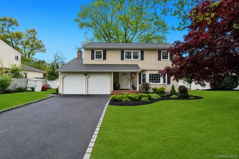 16 Lenore Pl, Hauppauge, NY 11788