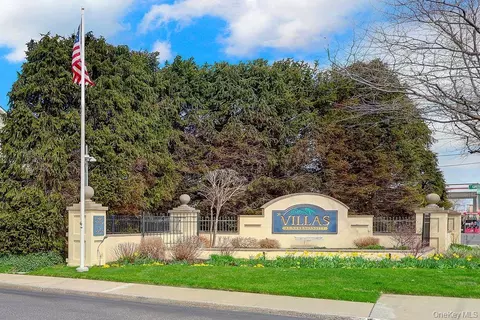 103 Narragansett Villas Dr, Lindenhurst, NY 11757