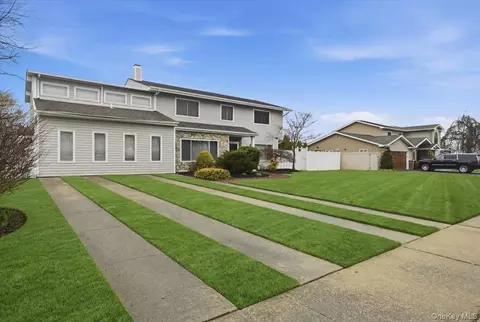 16 Seaway Dr, Copiague, NY 11726