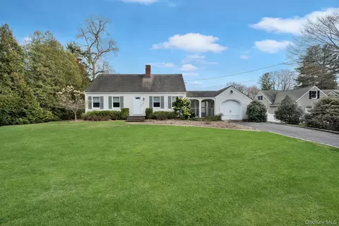 18 Ursular Ct, Smithtown, NY 11787