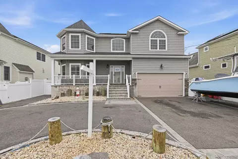 3685 Nimrod St, Seaford, NY 11783