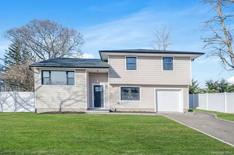 20 Marilynn St, East Islip, NY 11730