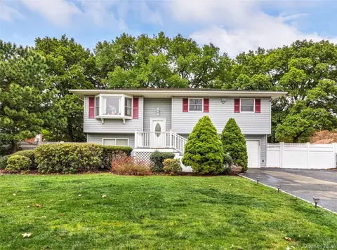 18 Brandywine Dr, Mastic, NY 11950
