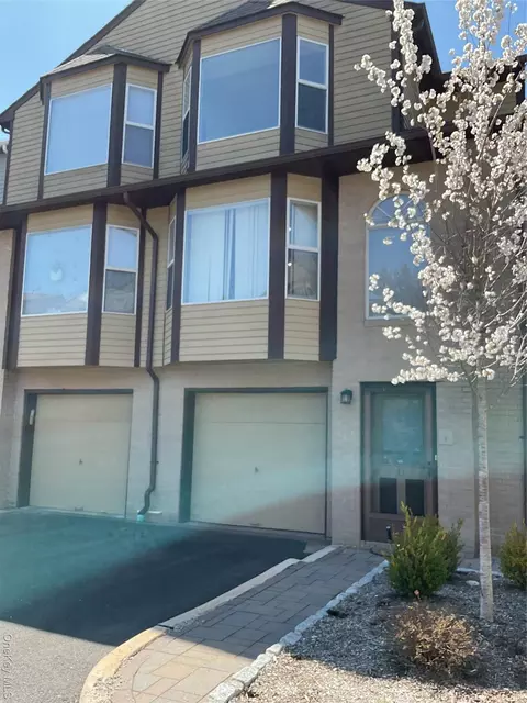 13 Nottingham Ct, Clarkstown, NY 10954