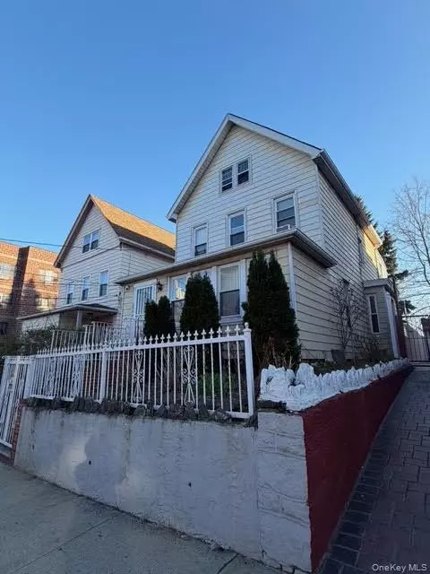 686 E 239th St, New York, NY 10470