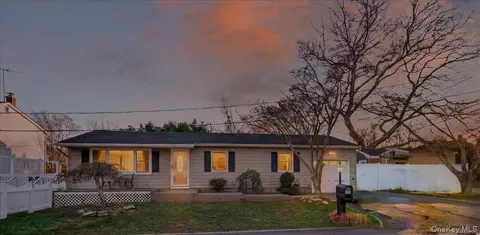 2 Pike St, Brookhaven, NY 11772