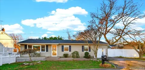2 Pike St, Brookhaven, NY 11772