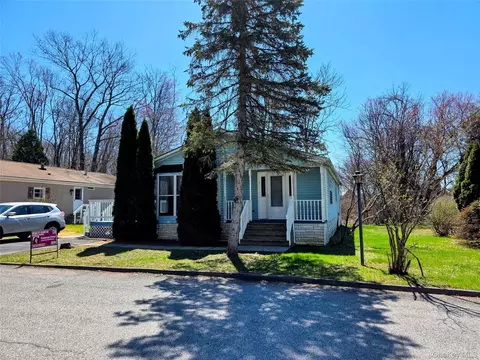 6 Short Ln, Hyde Park, NY 12538