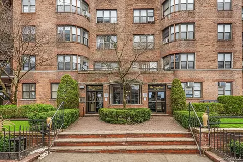 9876 Queens Blvd #6L, New York, NY 11374
